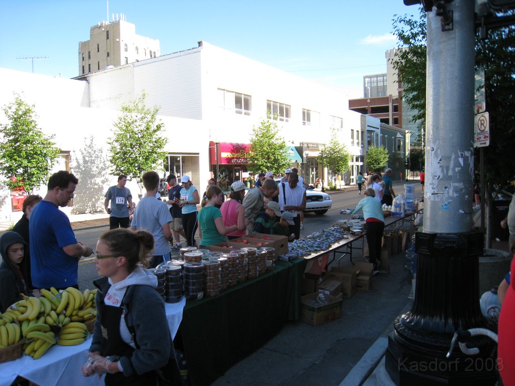 Tortoise_Hare_5K_08 210.jpg - . . . .  or go though the line for more bananas and cookies!